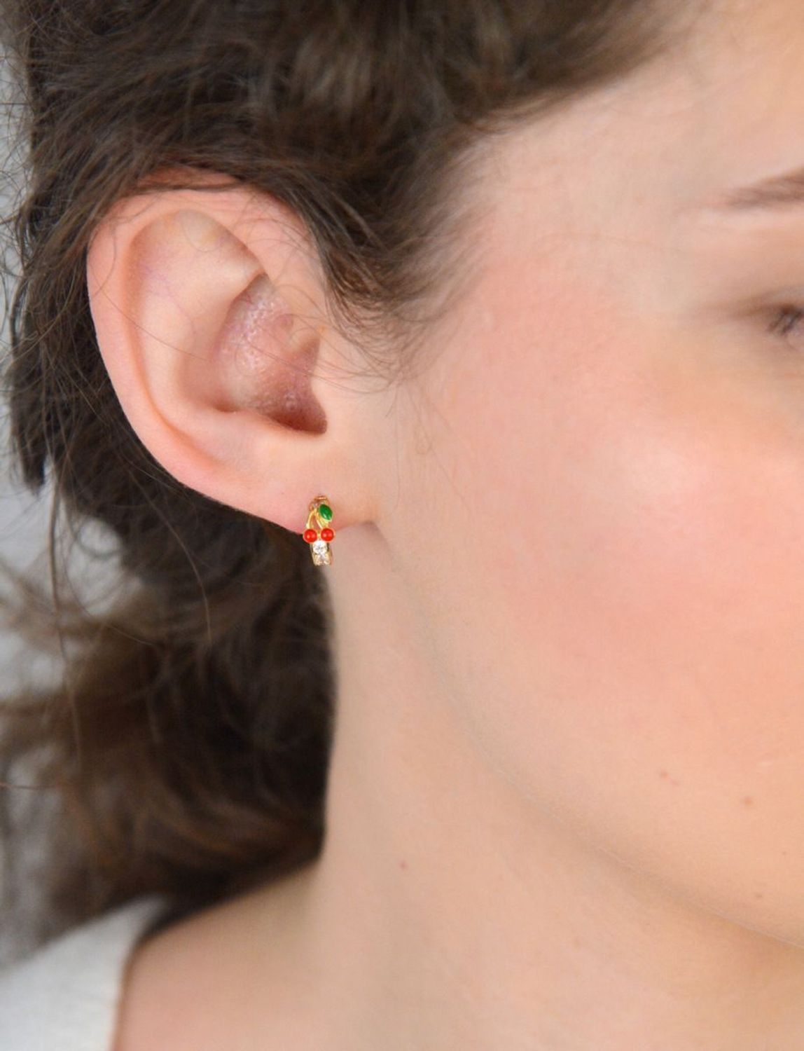 Złote kolczyki dziecięce kółka z wisienkami i białymi cyrkoniami 585 KL 3336.jpg